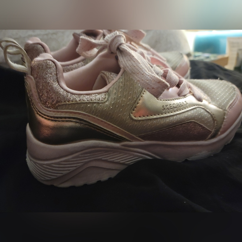 EXCELLENT CONDITION! GIRL SKETCHES LACE UP TENNIS SHOES